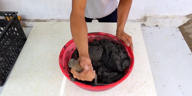 Как сделать вазон из бетона и пластикового ящика: замешайте раствор