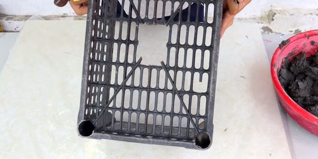 Как сделать вазон из бетона и пластикового ящика своими руками: сделайте отверстие