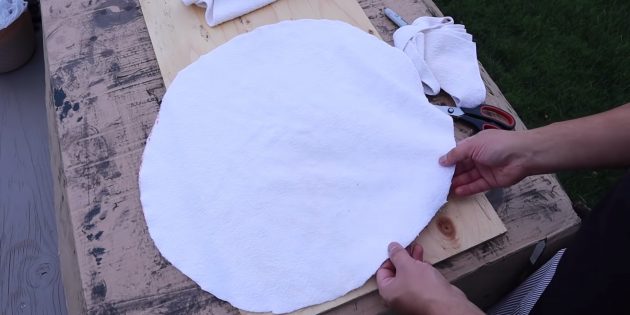 Как сделать вазон из бетона и полотенец своими руками: разверните ткань