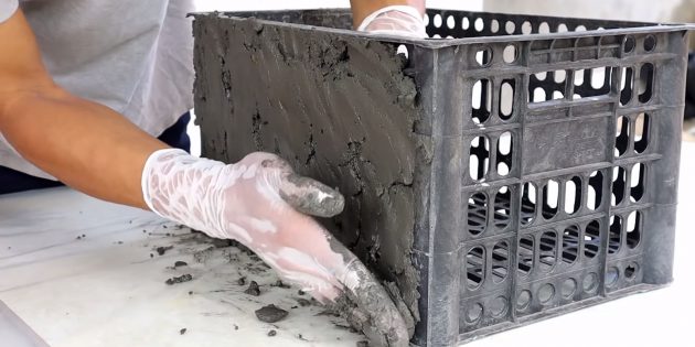 Как сделать вазон из бетона и пластикового ящика своими руками: нанесите на стенки ящика массу