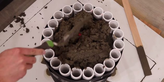 Как сделать вазон из бетона в гибкой форме из трубок своими руками: заполните опалубку раствором
