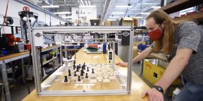 Энтузиаст создал робота, с которым можно сыграть в шахматы на реальной доске