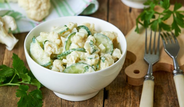 Салат из цветной капусты с огурцами и яйцами Лайфхакер