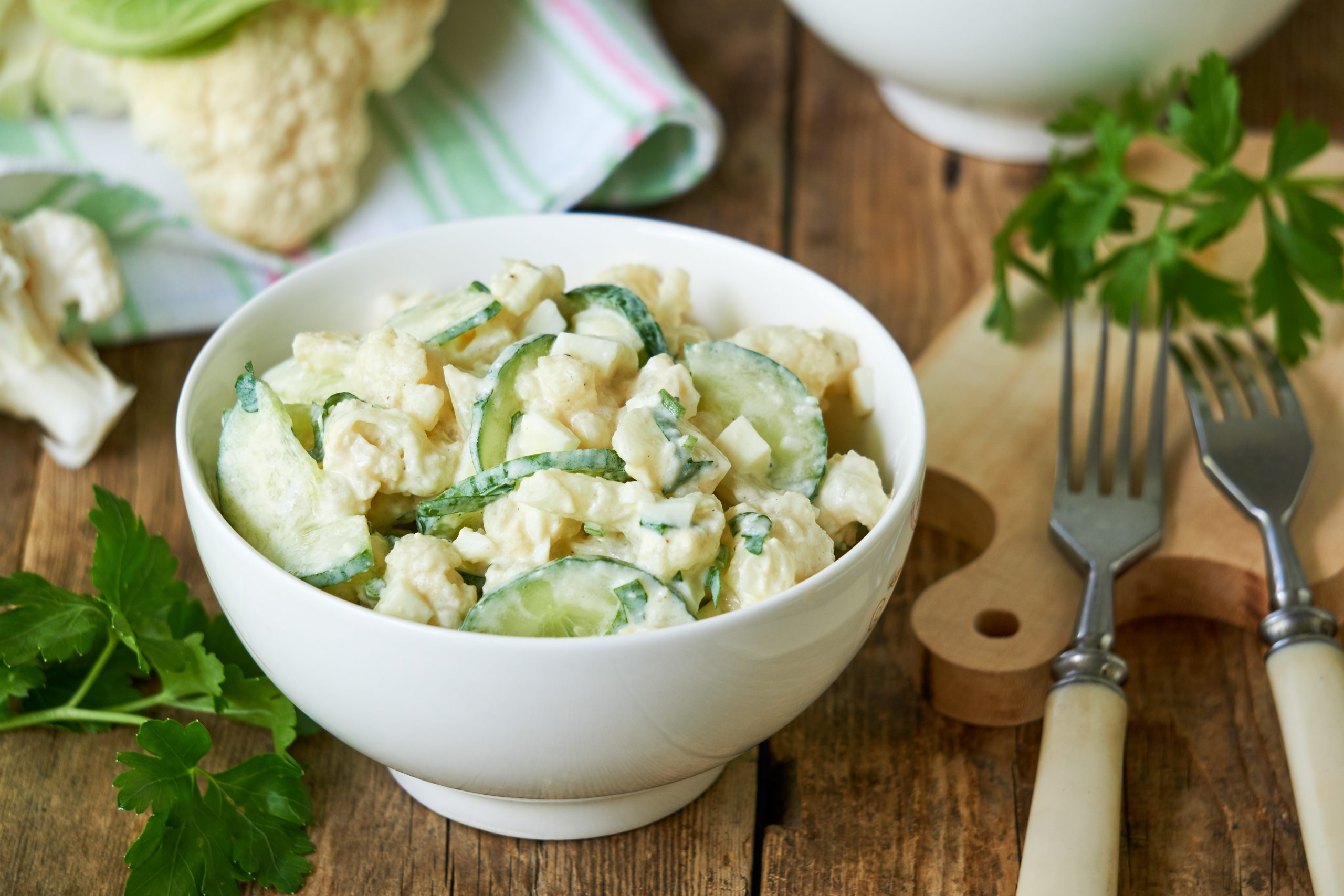 Салат из цветной капусты с огурцами и яйцами