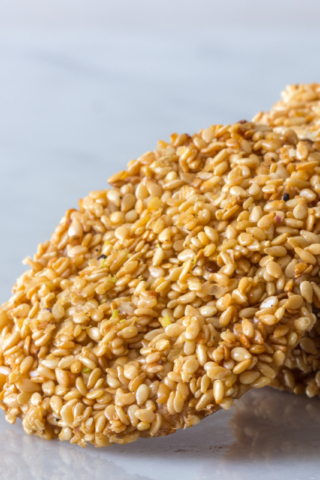 Хрустящее кунжутное печенье из трёх ингредиентов в домашних условиях