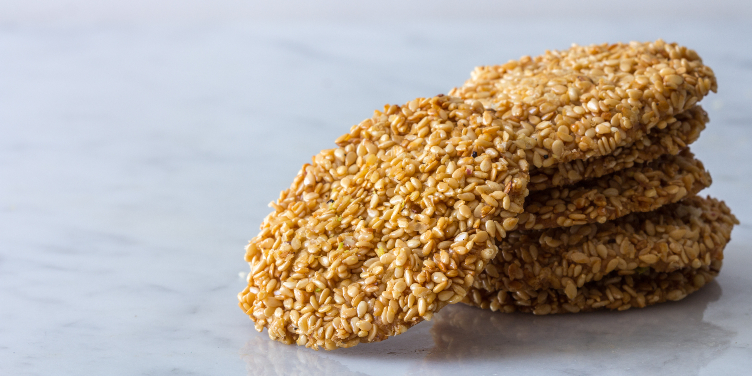 Рецепт хрустящего кунжутного печенья из трёх ингредиентов в домашних условиях