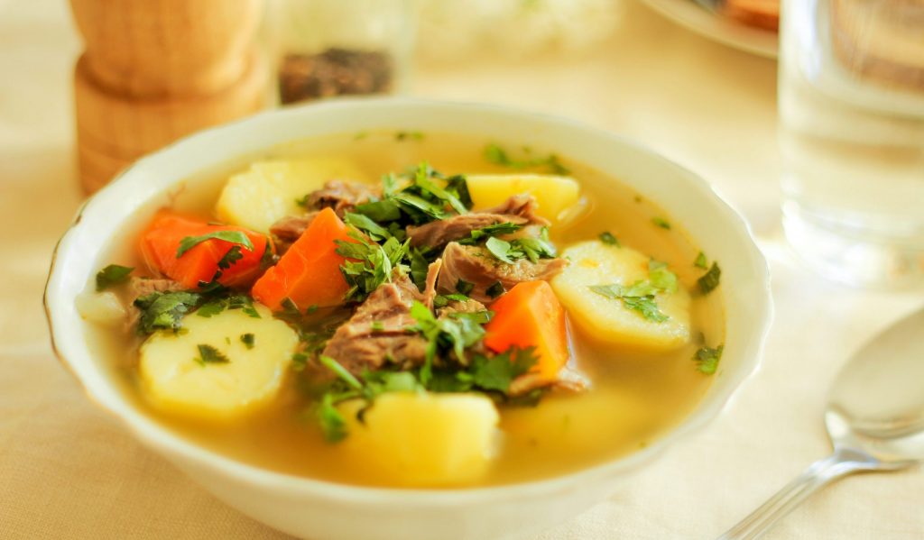 Суп из бараньих ребрышек с картошкой, кале и грибами