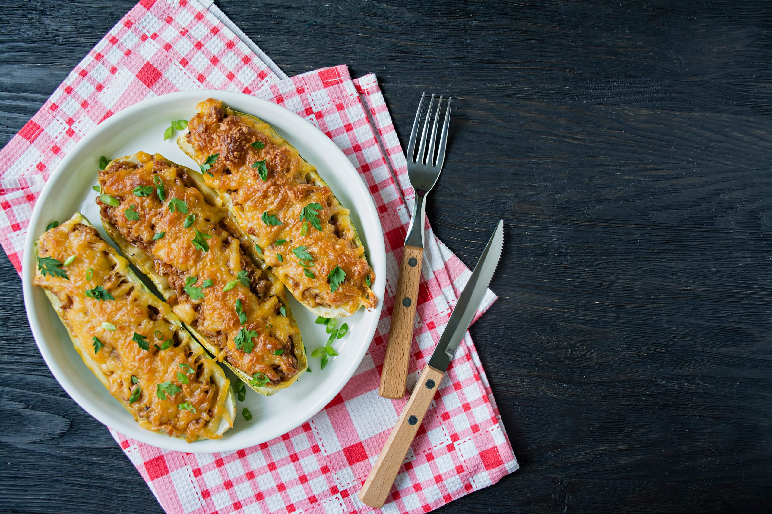 Лодочки из кабачков с куриной печенью — Лайфхакер