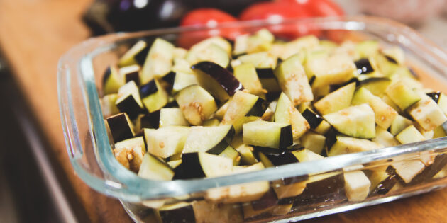 Тёплый салат с баклажанами и помидорами: запеките баклажаны