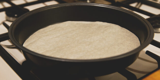 Как приготовить итальянский яблочный пирог: застелите форму пергаментной бумагой