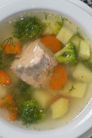 Суп с красной рыбой и брокколи