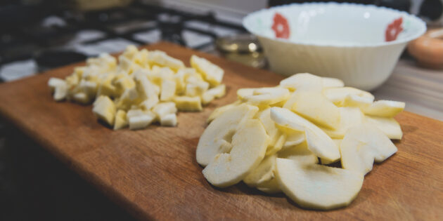 Как приготовить итальянский яблочный пирог: нарежьте яблоки