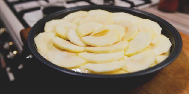 Как приготовить итальянский яблочный пирог: выложите на тесто ломтики яблок