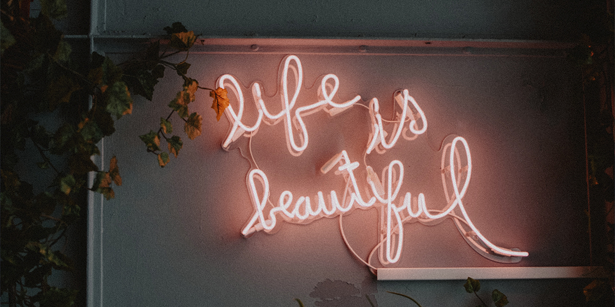 7 идей с неоновым светом для декорирования интерьера