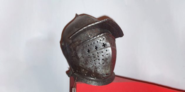 Рыцарские доспехи: шлем-бургоньет со складным наподбродником