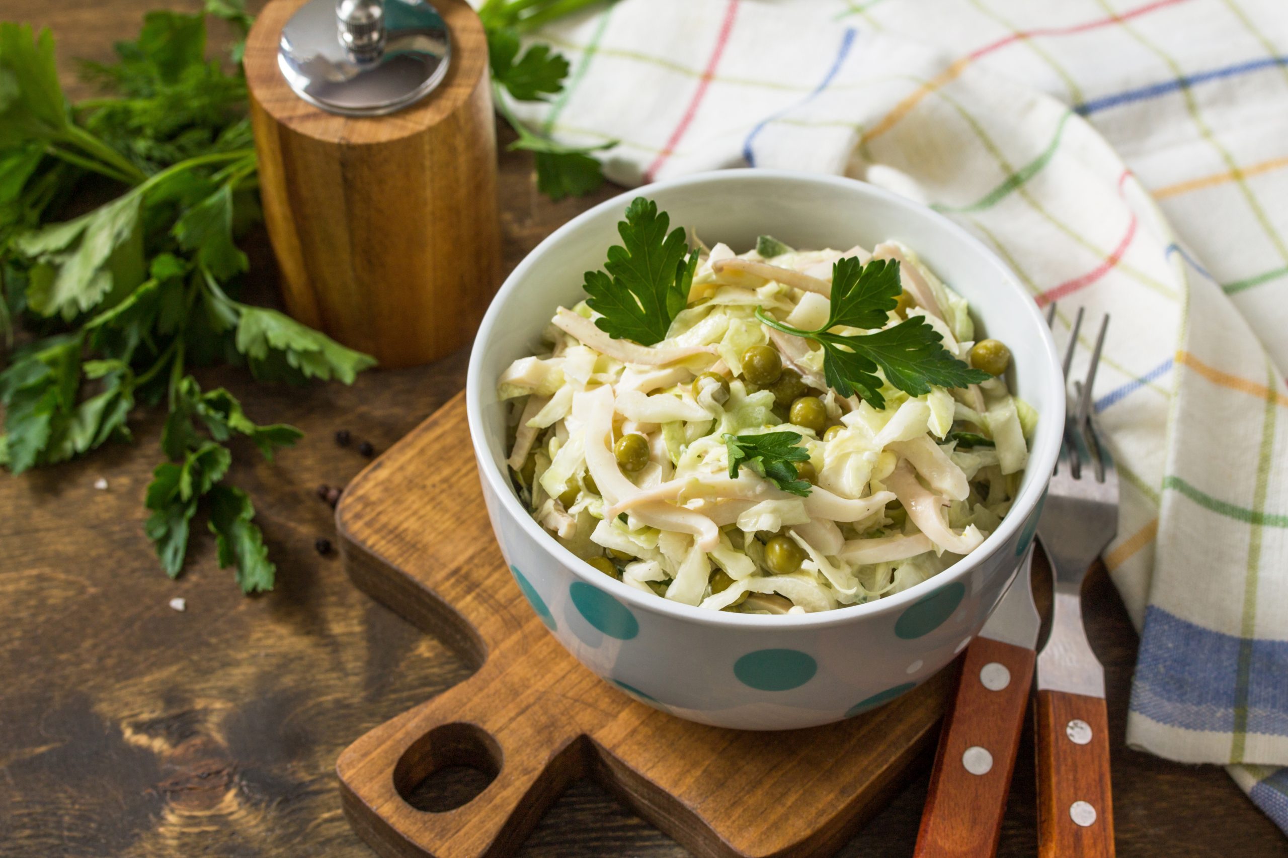 Салат из кальмаров, кукурузы и капусты