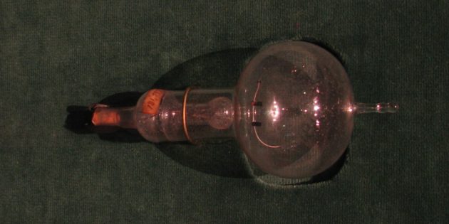 Исторические мифы: лампочку накаливания изобрёл Томас Эдисон