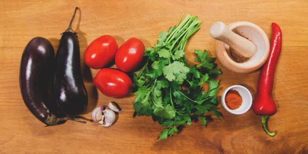 Тёплый салат с баклажанами и помидорами: ингредиенты