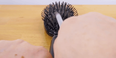Как почистить расчёску для волос: удалите волосы и пыль