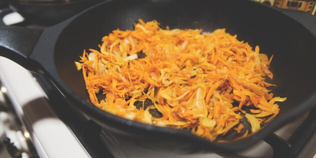 Как приготовить куриный гуляш: За 4–5 минут обжарьте лук, выложите морковь и готовьте ещё столько же