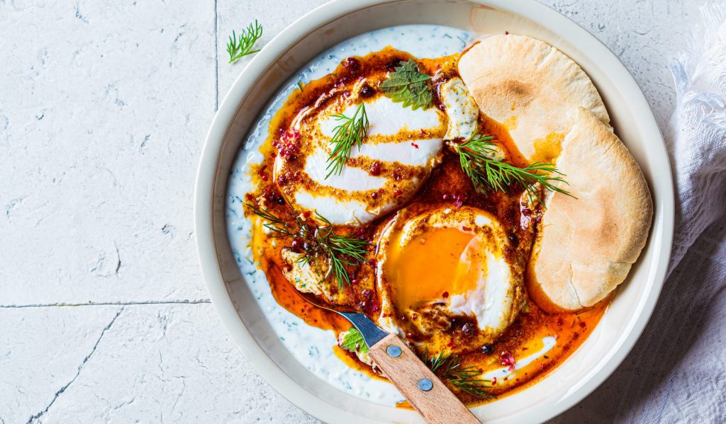 Завтрак за 20 минут: яйца по-турецки. Вкусный рецепт.