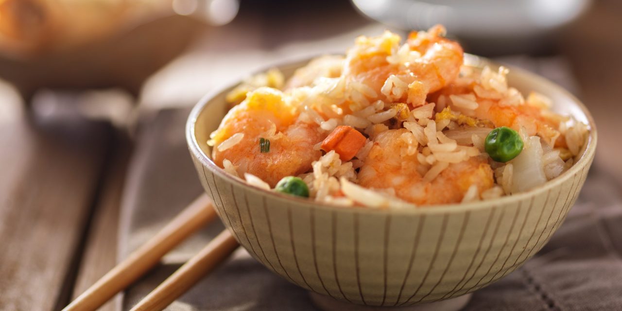 Рецепт вкуснейшего жареного риса с ветчиной, овощами и креветками