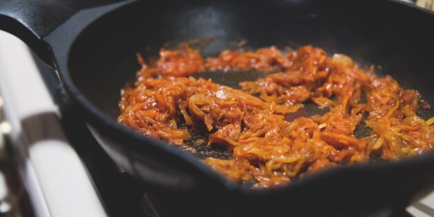 Как приготовить куриный гуляш: Добавьте томатную пасту и оставьте на огне на 2–3 минуты