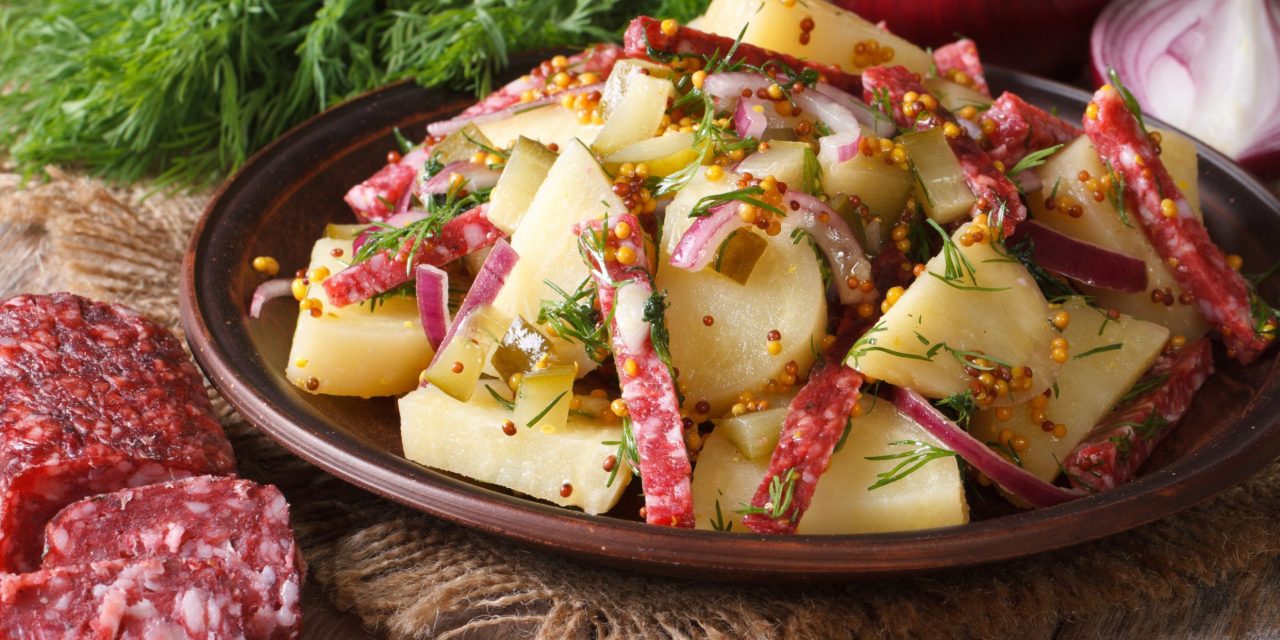 Салат с картошкой и копчёной колбасой