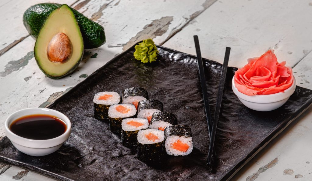 Суши с красной рыбой, сливочным сыром и огурцом | Кулинарные рецепты с фото