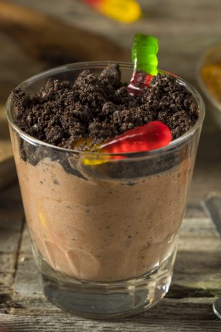 «Червячки в грязи» — быстрый десерт на Хеллоуин