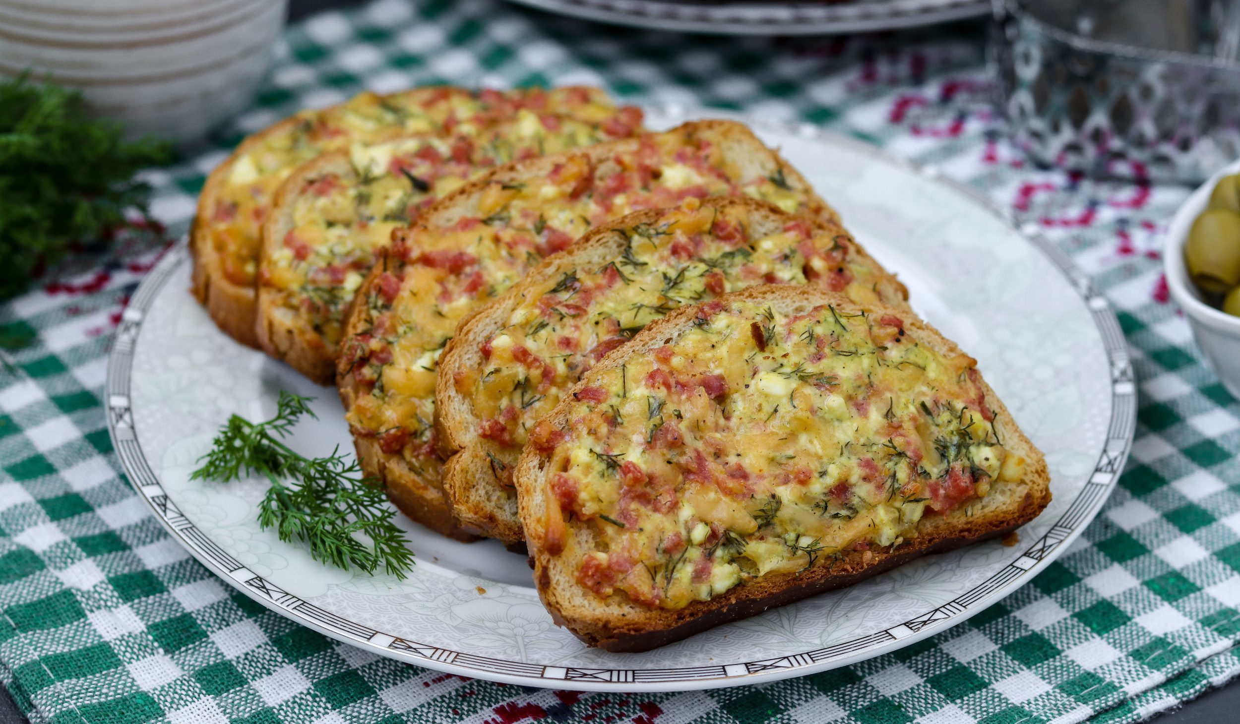 Горячие бутерброды с сосисками и сыром - Лайфхакер