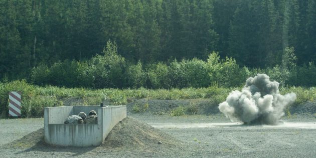 Солдаты армии США бросают боевые гранаты во время тренировок на базе на Аляске