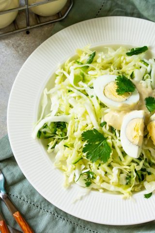 Салат с капустой, огурцом и яйцами