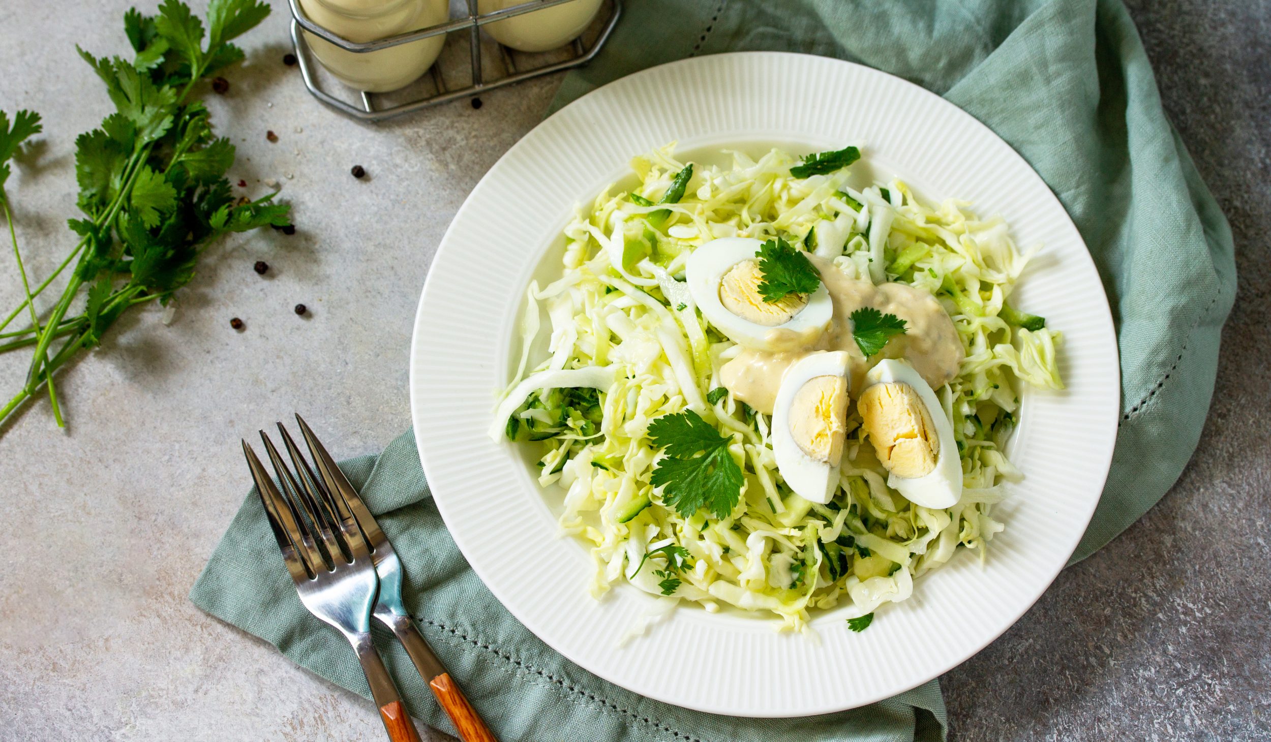 Салат с капустой, огурцом и яйцами