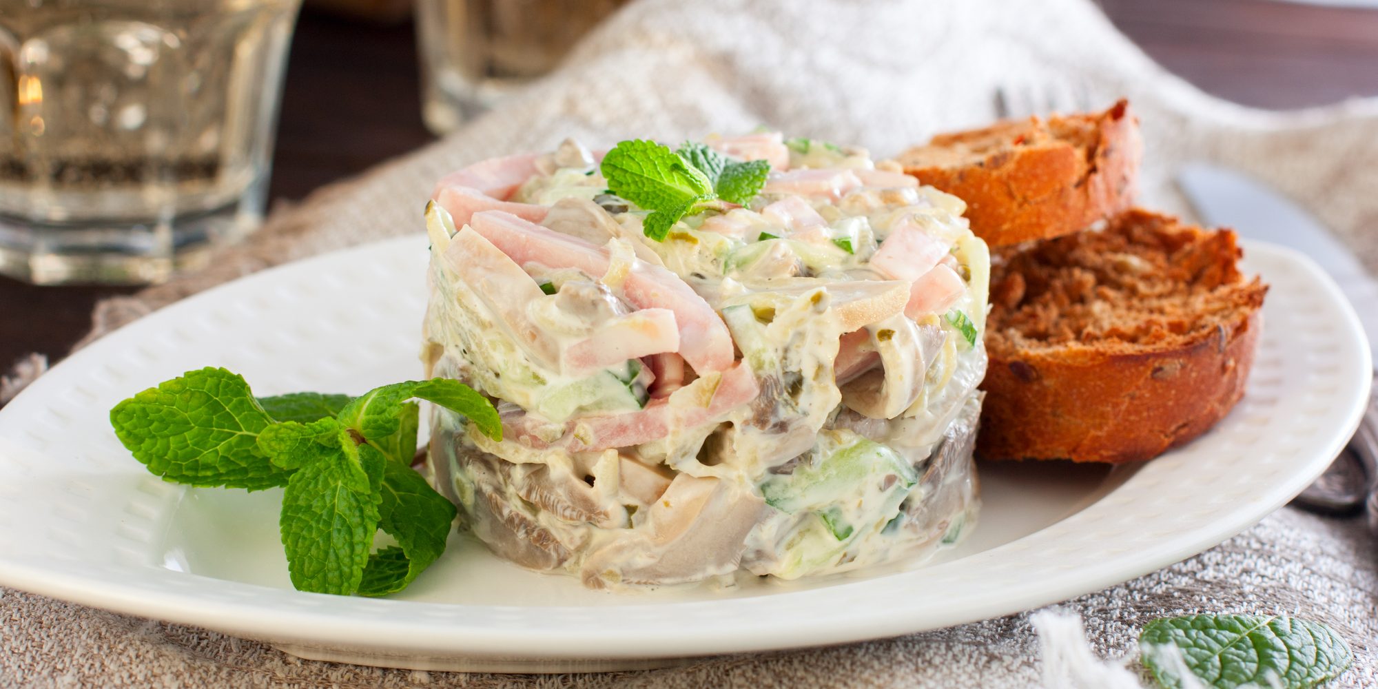 Салат с ветчиной, огурцами и маринованными грибами