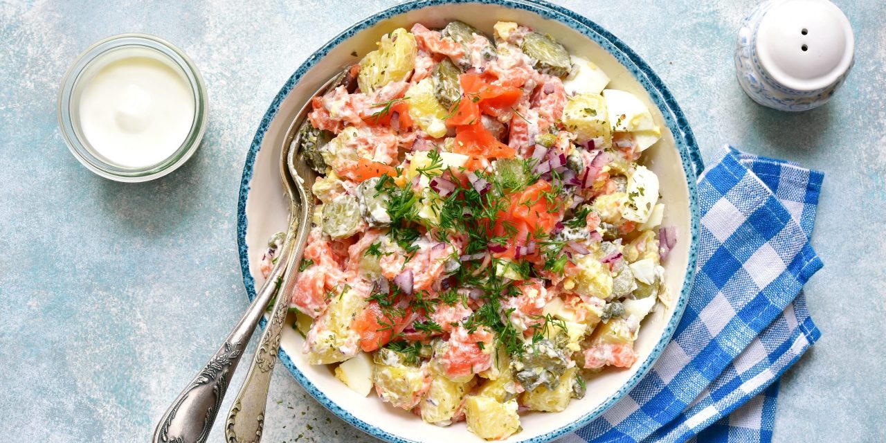 Салат с рыбой, огурцами и картошкой