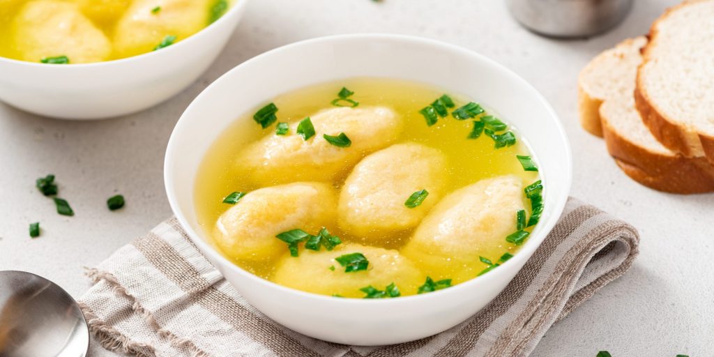 Куриный суп с клёцками из манки - Лайфхакер
