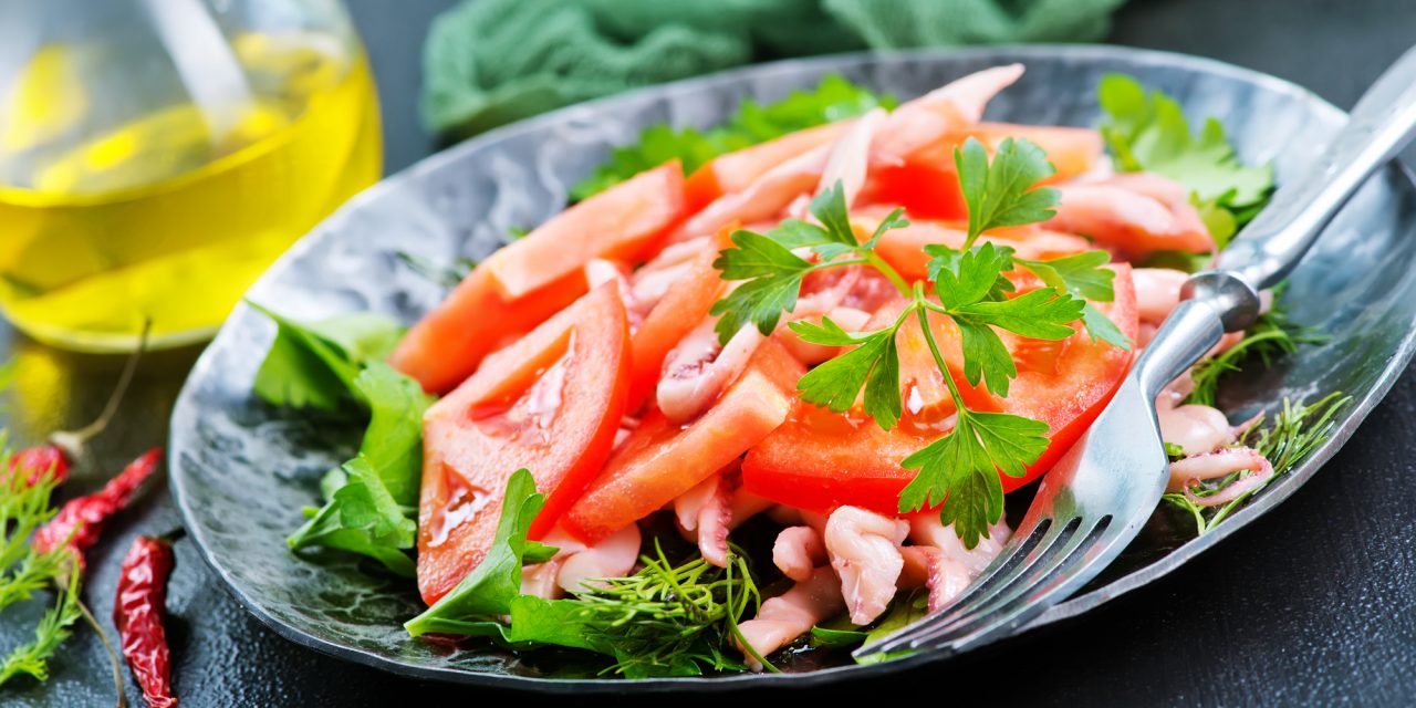 Салат с кальмарами и помидорами