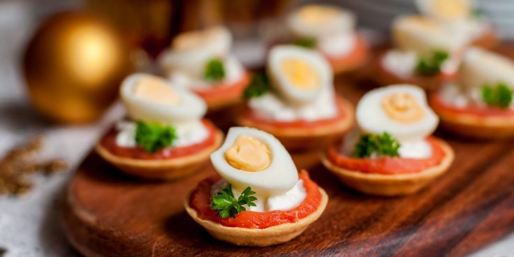 Салат из рукколы с перепелиными яйцами - пошаговый рецепт с фото