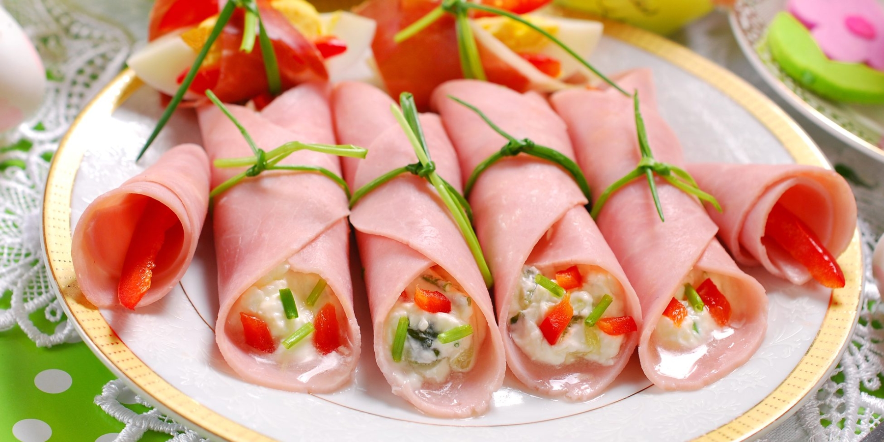 Рулеты из ветчины с сыром и маринованными огурцами