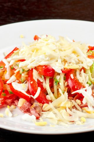 Салат с копчёной колбасой, сыром и овощами