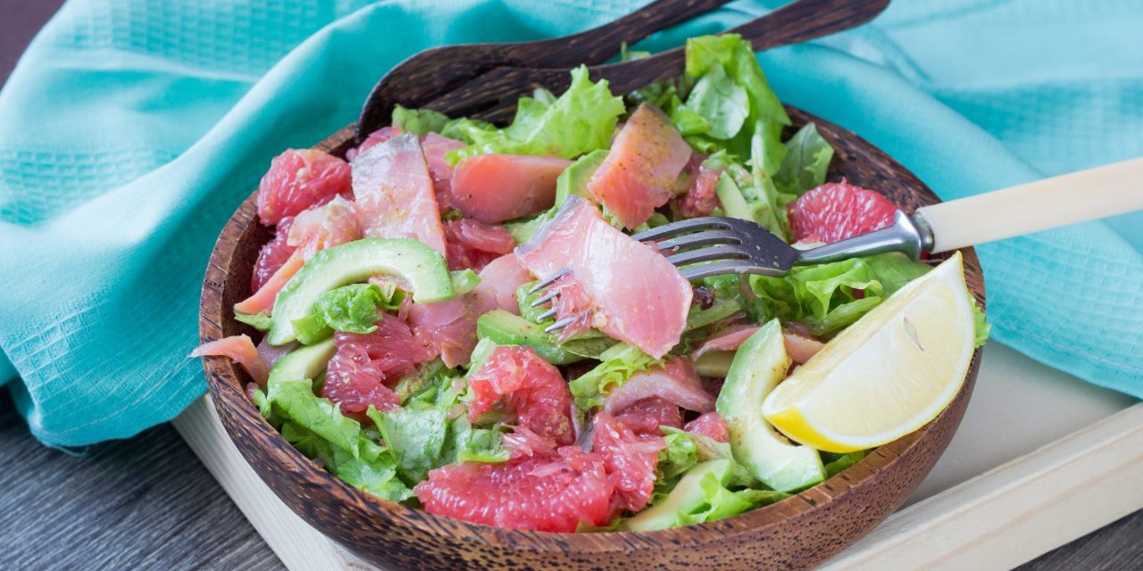 Салат из красной рыбы с грейпфрутом