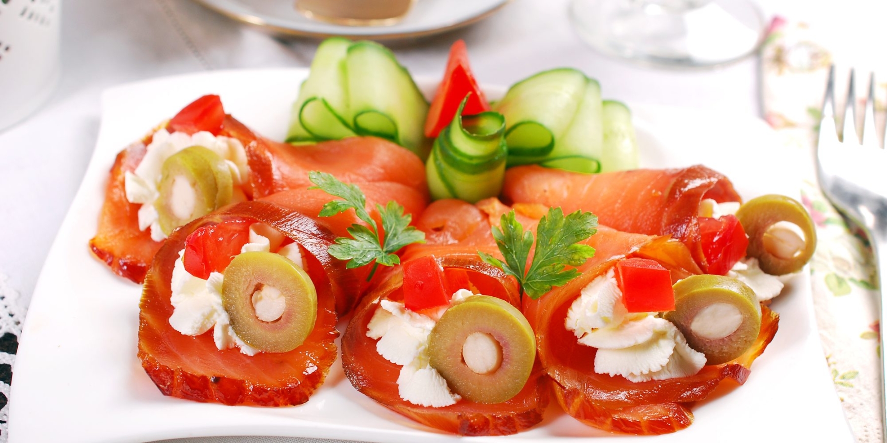 Рулетики из красной рыбы и свежего сыра