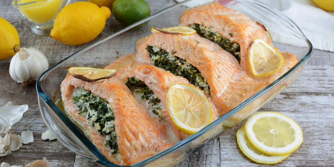 Как приготовить Рыба запеченная в духовке с овощами и картошкой рецепт пошагово