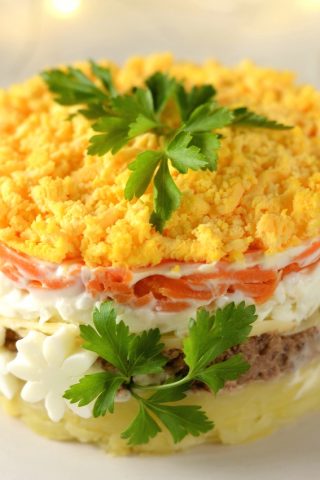 Салат «Мимоза» с маринованным луком и сыром