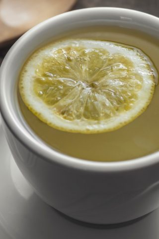 Горячий напиток с бурбоном и лимоном