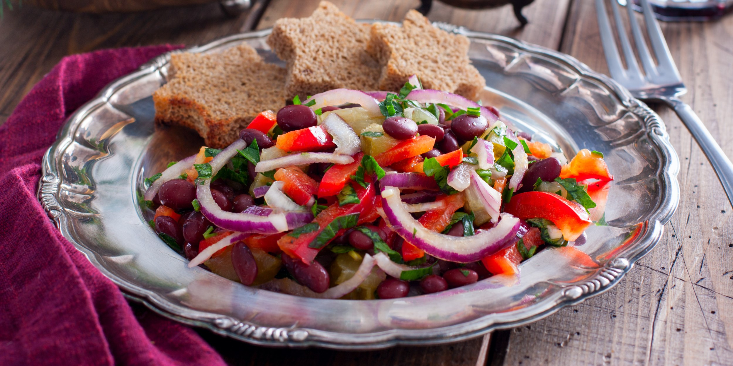 Салат с фасолью и солёными огурцами - Лайфхакер