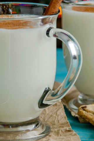 Горячий молочный напиток с корицей