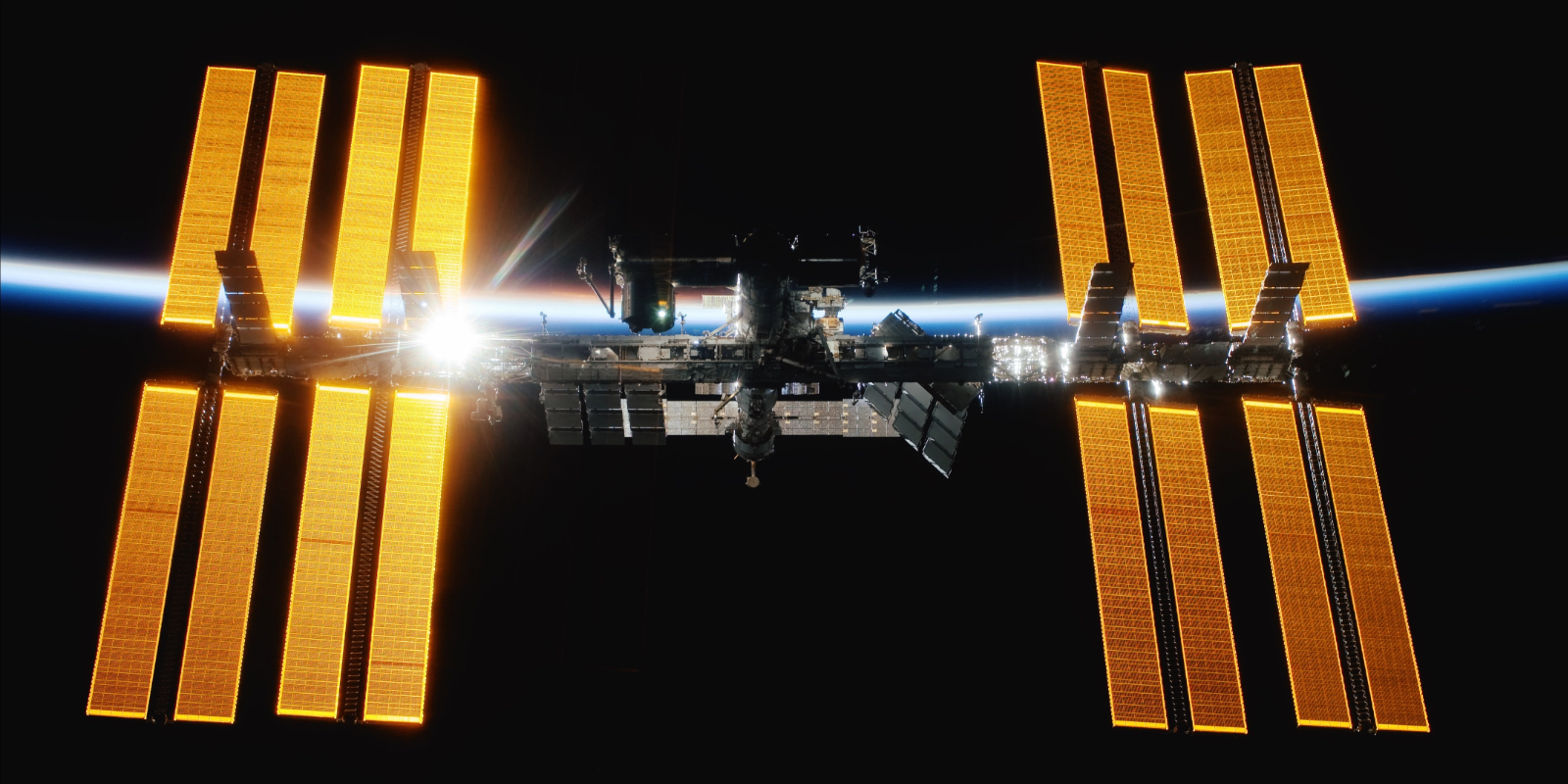 NASA показало новые фото МКС с орбиты