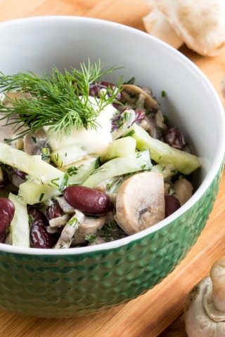 Салат с фасолью, огурцами и грибами